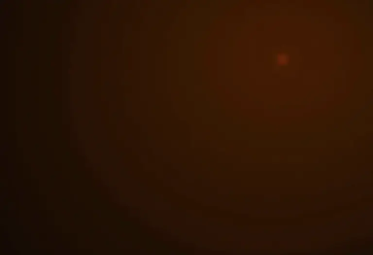 Armário de cozinha organizado com panelas e tampas.