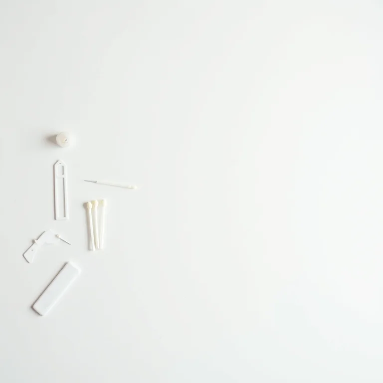 Materiais essenciais para remover etiquetas de roupas com segurança.