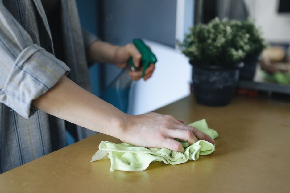 3. Borrife pouco e limpe em uma direção