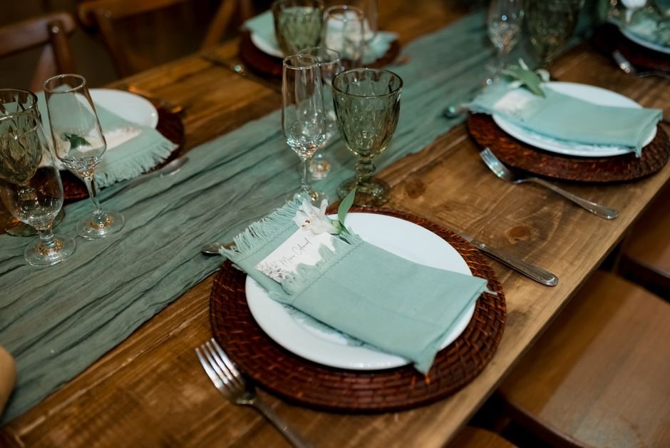 5. Caminho de mesa em vez de toalha inteira