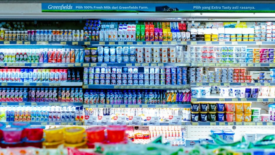 Prateleira do meio: laticínios e frios