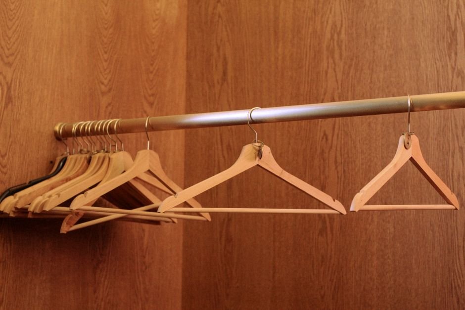 4. Use Cabides Iguais Para Ganhar Espaço Visual