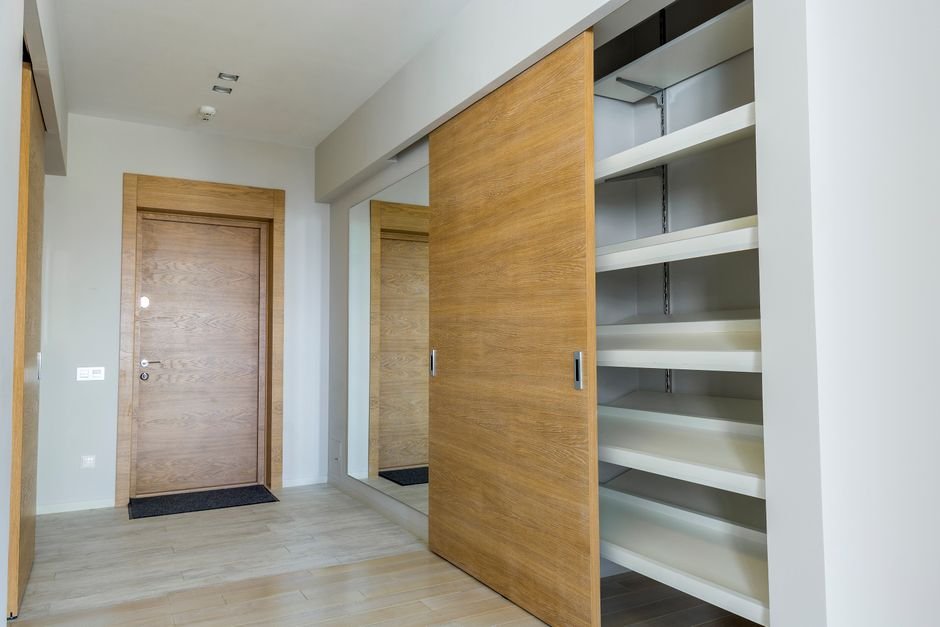 7. Esconda com porta de correr ou cortina