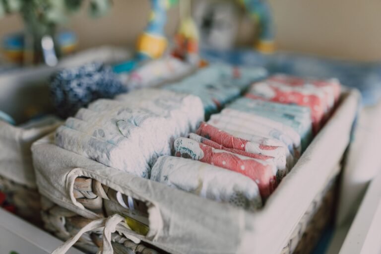 Cesto de Fraldas: 6 Truques Caseiros para organizar tudo do bebê (e economizar)