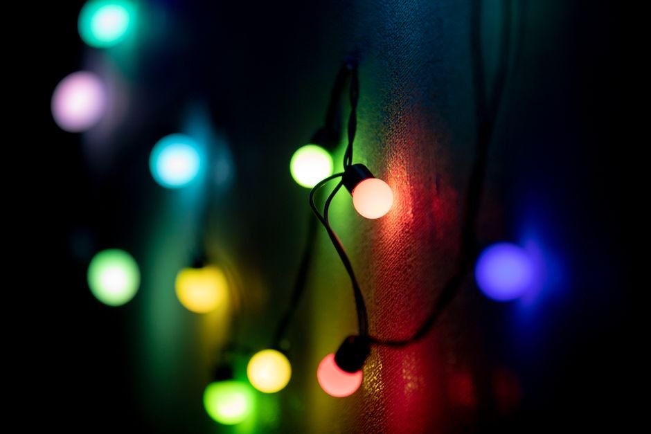 Iluminação com luzes de LED em varal