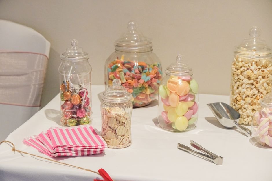 Mesa de doces com potes de vidro reaproveitados