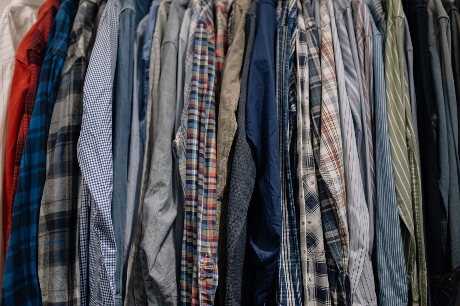 Guarda-Roupa de Casal: 7 Truques para Organizar Sem Brigar por Espaço