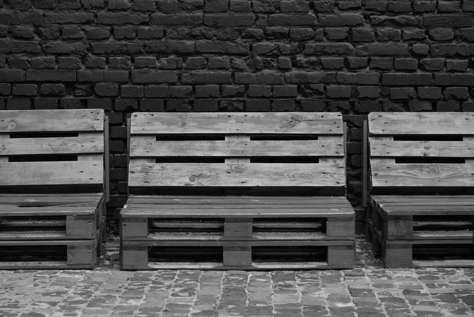 Painel com pallets reaproveitados