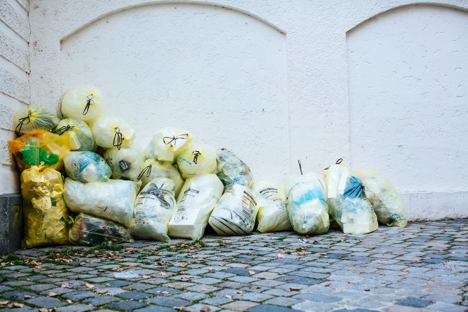 Passo 3: Insira o rolo de sacos de lixo