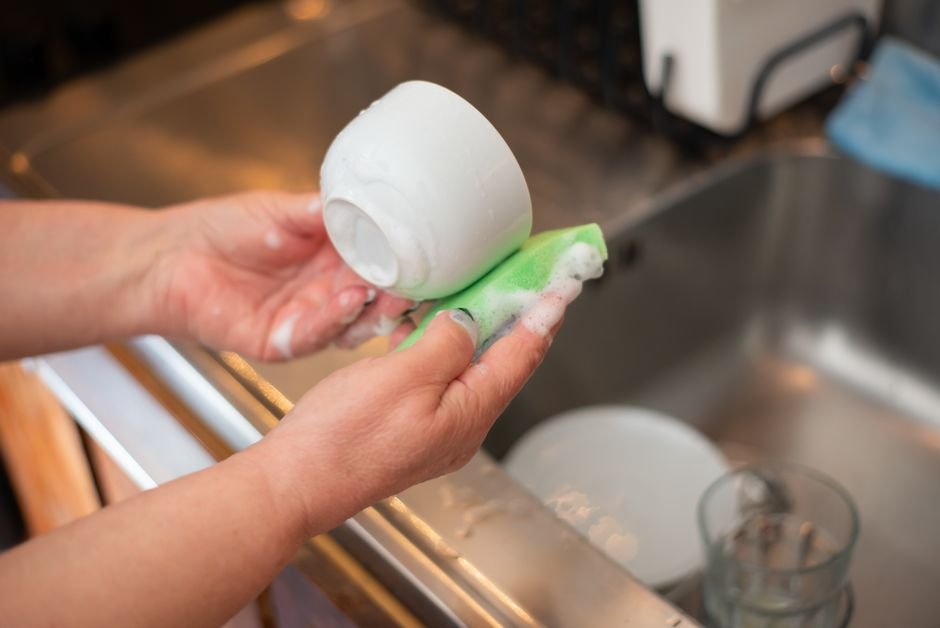Passo 3: Lave com Água Morna e Detergente Neutro