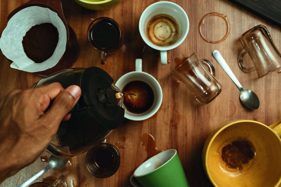 Por que limpar a cafeteira regularmente