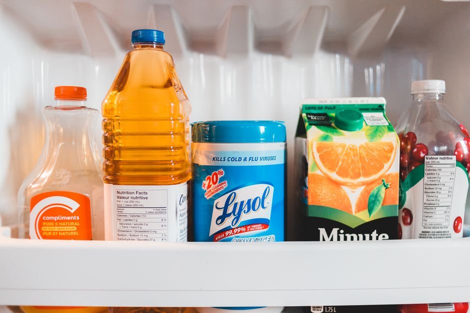 Prateleiras superiores: alimentos prontos e sobras