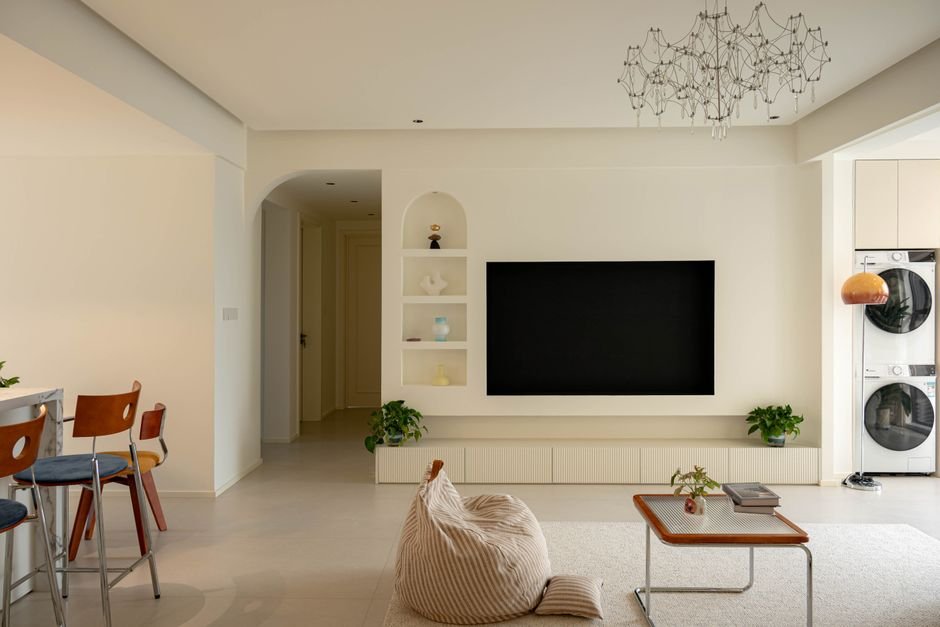 Suporte de parede ao lado da TV