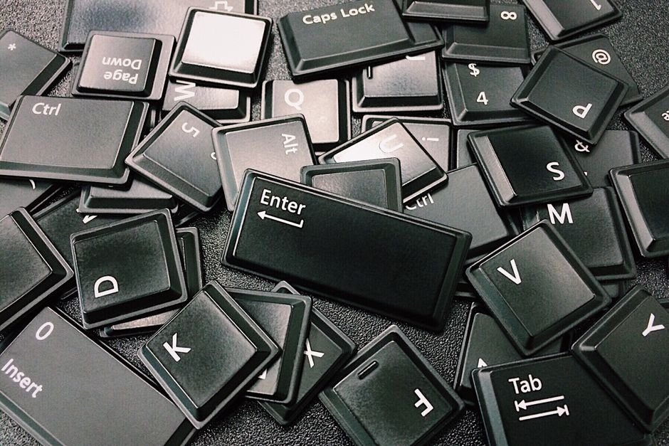 2. Vire o teclado de ponta cabeça e sacuda