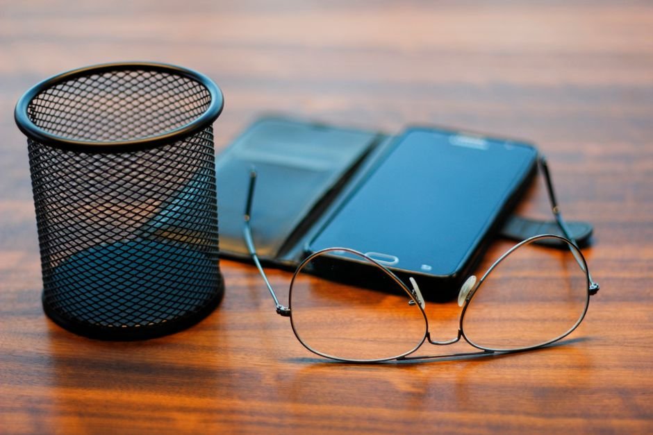 3. Instale um porta-óculos de mesa