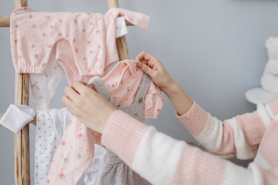3. Organize as roupas do bebê por tamanho