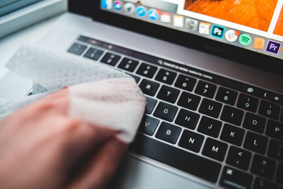 5. Limpe a superfície das teclas com pano levemente umedecido