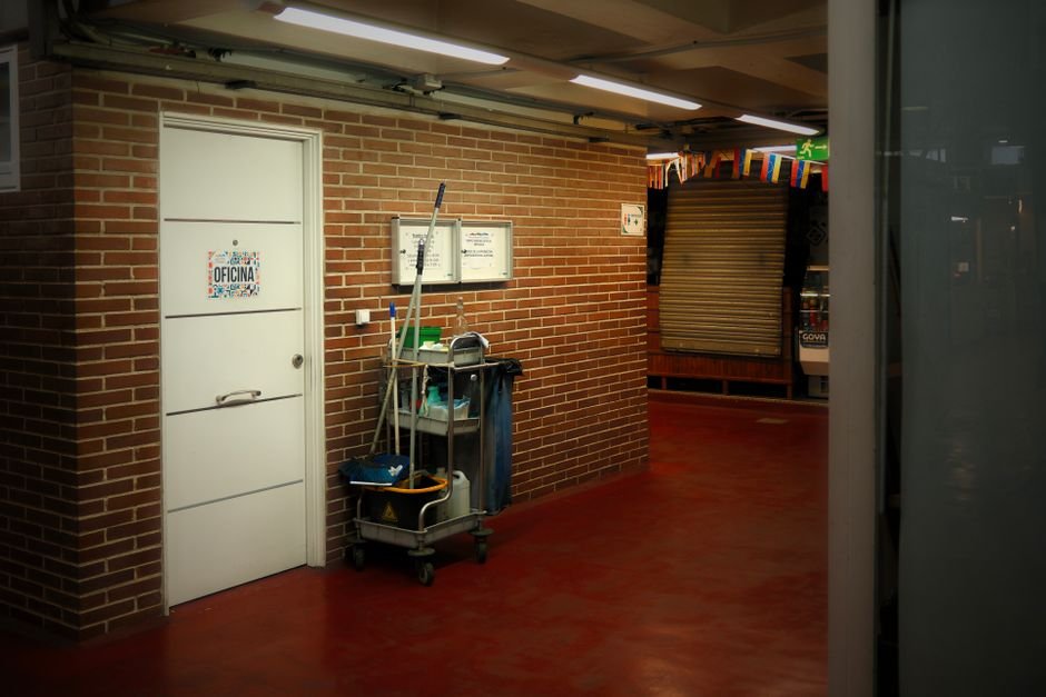 Armário compacto com trilho na porta