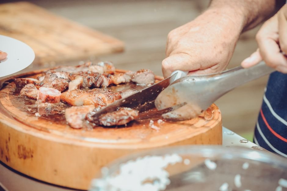 Calcule a quantidade de carne por pessoa
