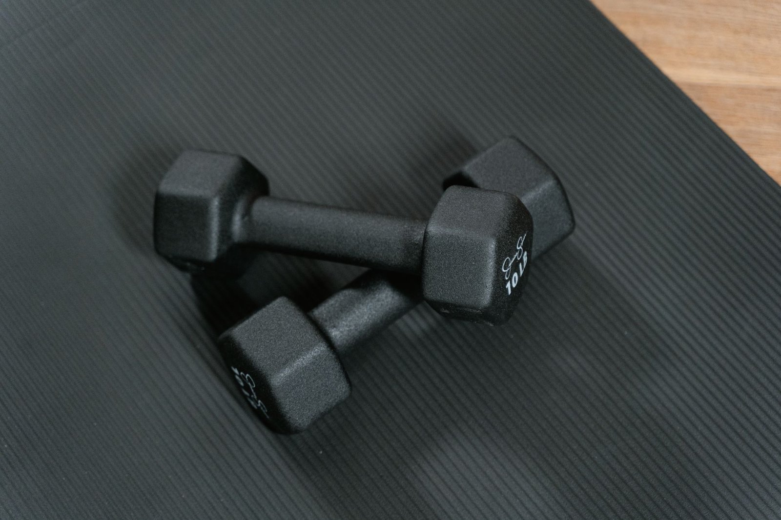 Cantinho de Treino em Casa: 7 Truques para Organizar seu Home Gym Pequeno (e Economizar)