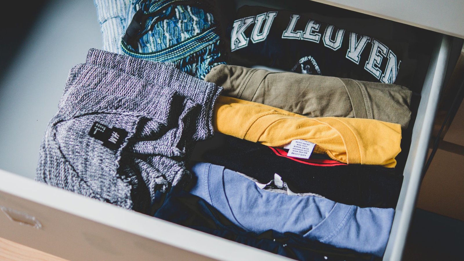 Como Organizar Gavetas da Cômoda: o método que evita bagunça de roupa dobrada