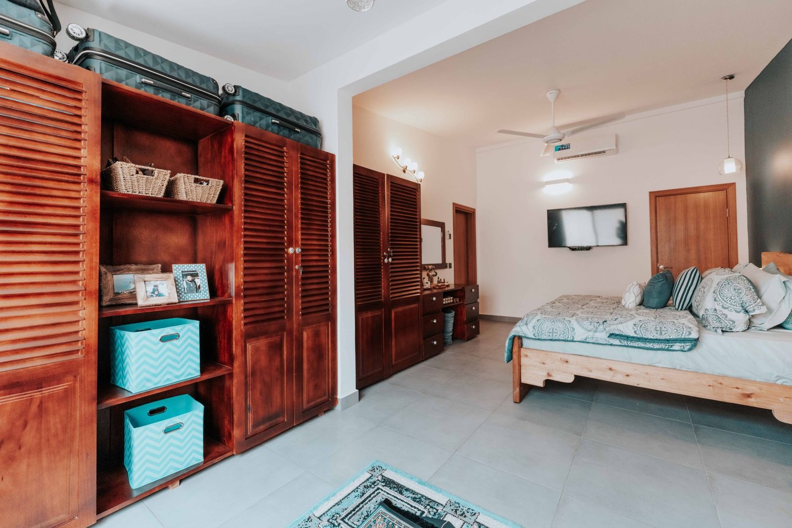Embaixo da Cama: 6 Truques para Organizar e Ganhar um Closet Extra