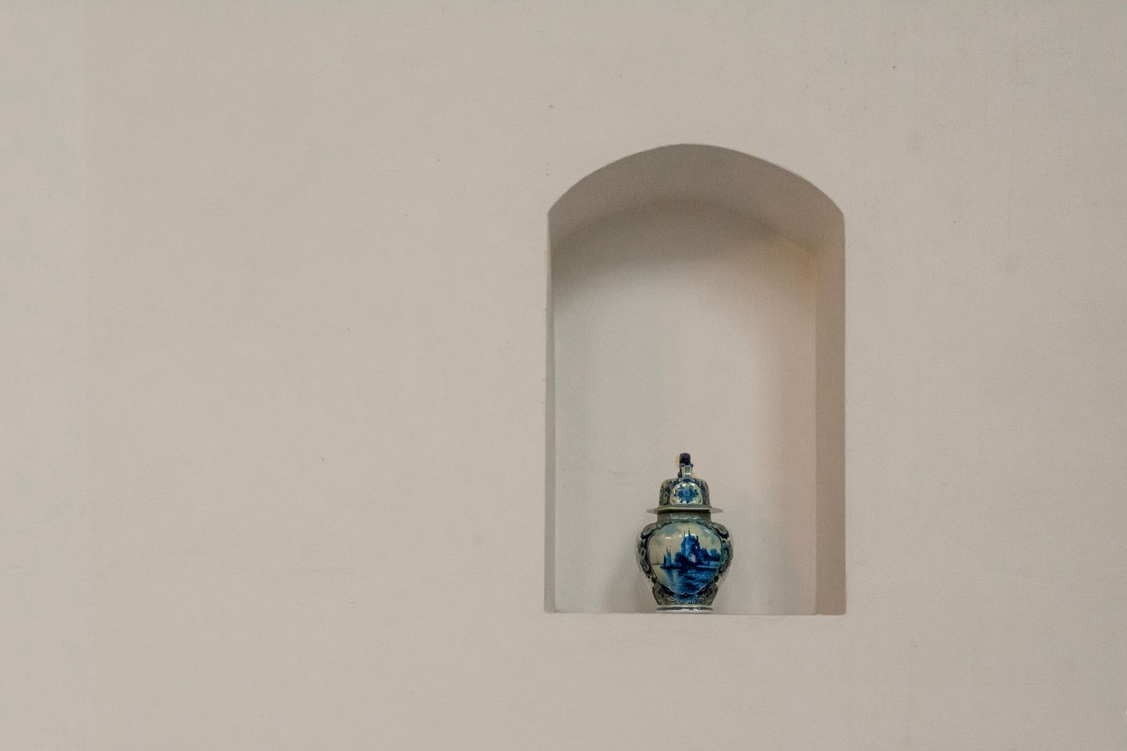 Nicho de Parede: Como Decorar e Ganhar Espaço de Guardar ao Mesmo Tempo
