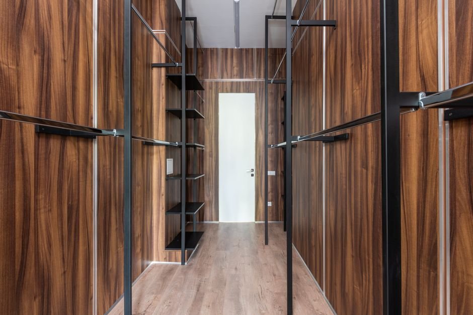 Painel pendente dentro do closet