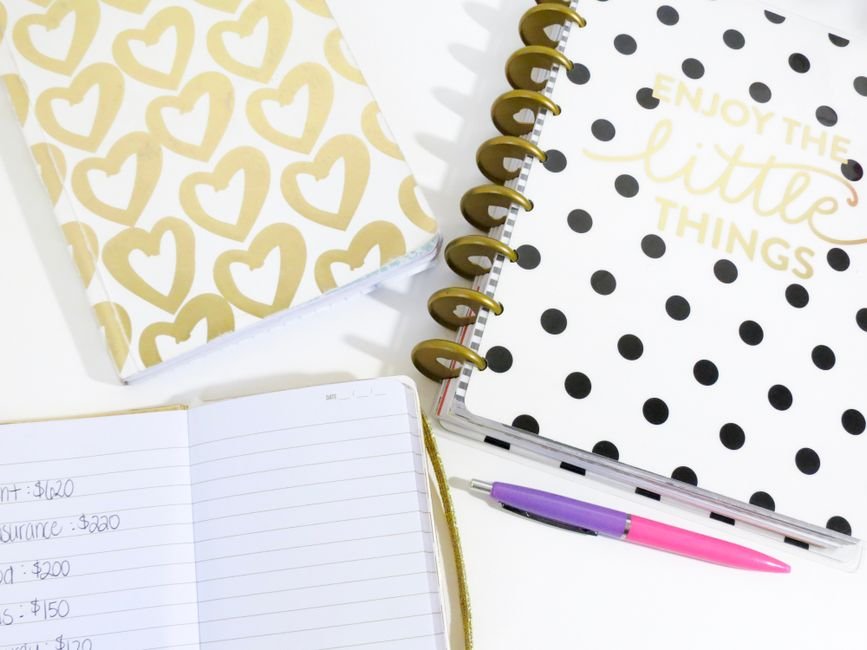 Planner financeiro caseiro em um caderno simples
