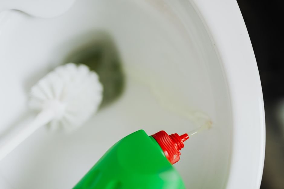 Por Que o Vaso Sanitário Fica Amarelado (e Por Que Nem Sempre é Falta de Limpeza)