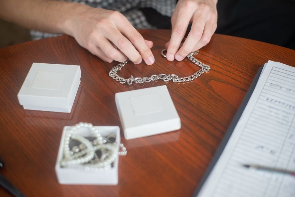Por que pulseiras e relógios pedem organização separada