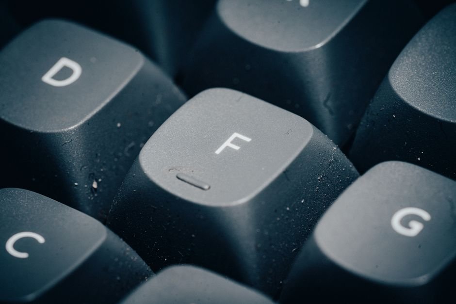 Por que vale limpar teclado e mouse com frequência