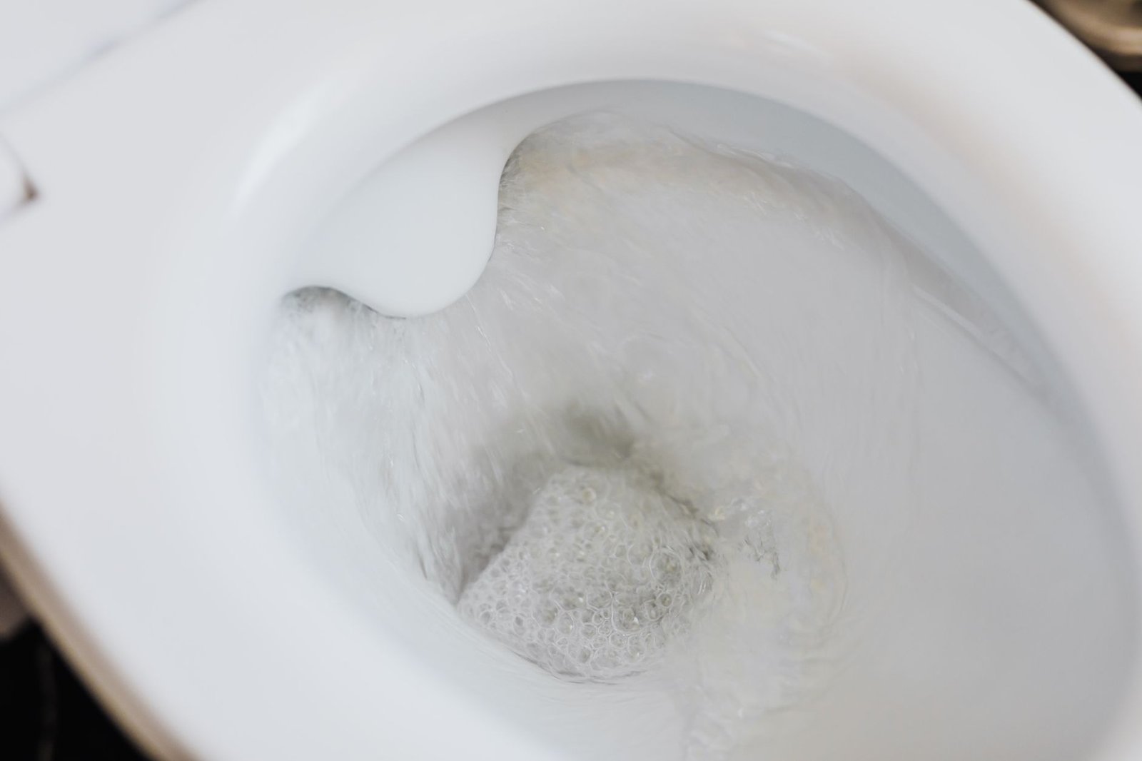 Vaso Sanitário Amarelado: 6 Truques Caseiros para Deixar Branco de Novo (Sem Gastar Caro)